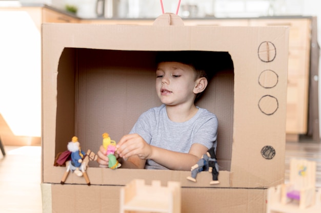 Petit garçon jouant avec des jouets