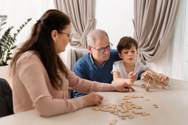 Petit garçon jouant avec ses grands-parents