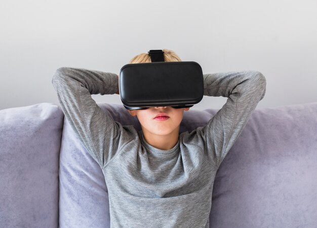 Un petit garçon avec des lunettes de réalité virtuelle