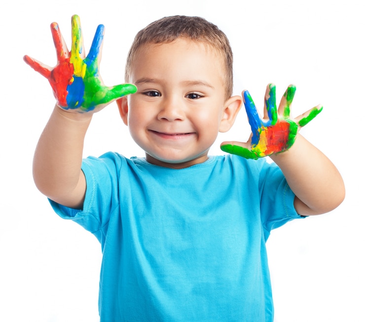 Photo gratuit petit garçon avec les mains avec de la peinture