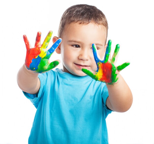 Petit garçon avec les mains avec de la peinture