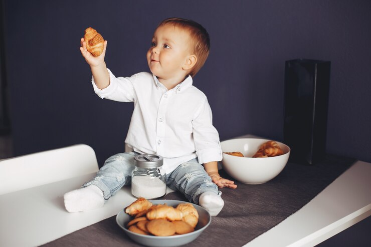 Photo gratuit petit garçon à la maison