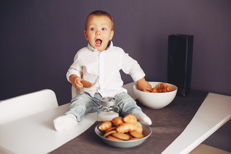 Photo gratuit petit garçon à la maison