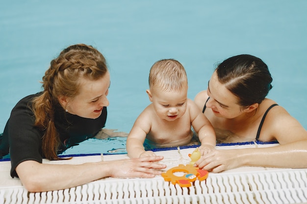 Petit garçon mignon. Instructeur avec enfant. Mère avec fils