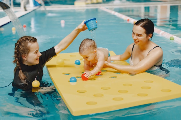 Petit garçon mignon. Instructeur avec enfant. Mère avec fils