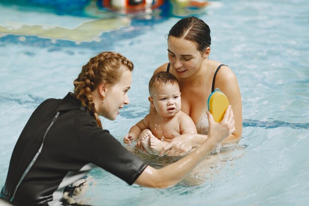 Petit garçon mignon. Instructeur avec enfant. Mère avec fils