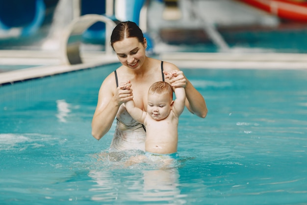 Petit garçon mignon. Mère avec fils. Famille jouant dans l'eau