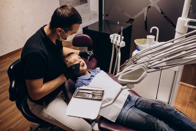 Petit garçon patient au dentiste