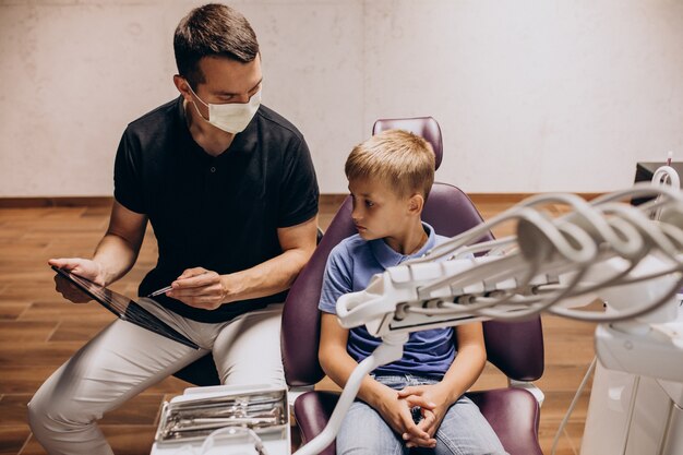 Petit garçon patient au dentiste