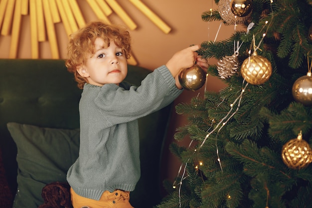 Petit garçon, près, arbre noël, dans, a, chandail gris