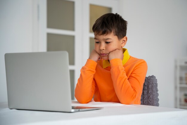 Petit garçon regardant des films sur un ordinateur portable