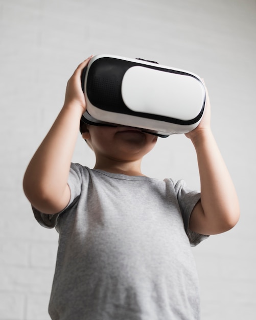 Petit garçon regardant la réalité virtuelle