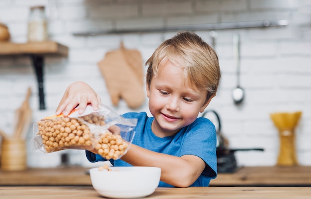 Petit Garçon Se Prépare Pour Le Petit Déjeuner