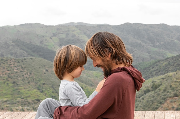 Photo gratuite petit garçon avec son père