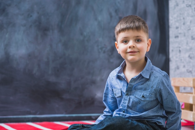 Photo gratuite petit garçon souriant dans la chambre