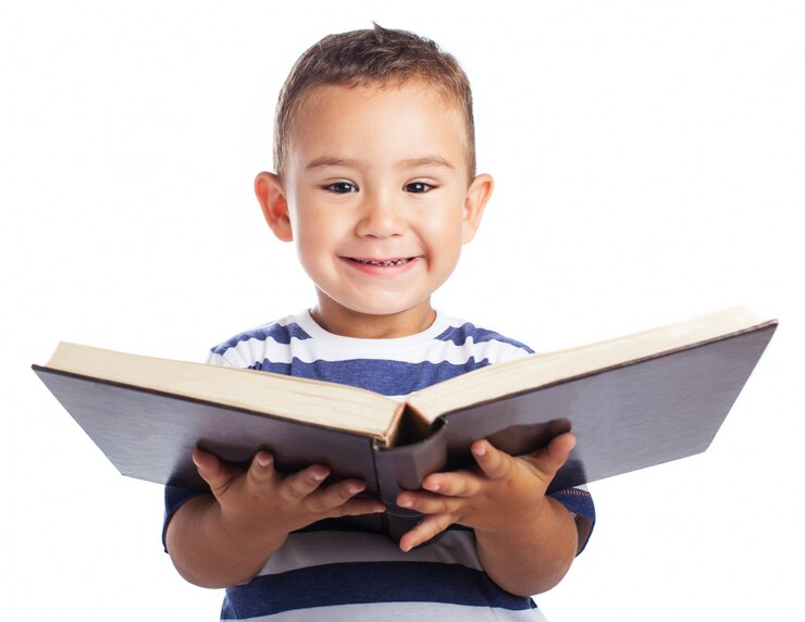 Photo gratuit petit garçon souriant avec un livre ouvert