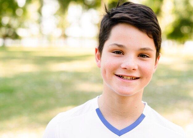 Petit garçon souriant en tenue de sport