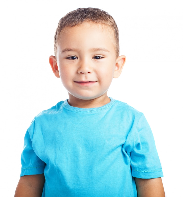 Photo gratuit petit garçon souriant