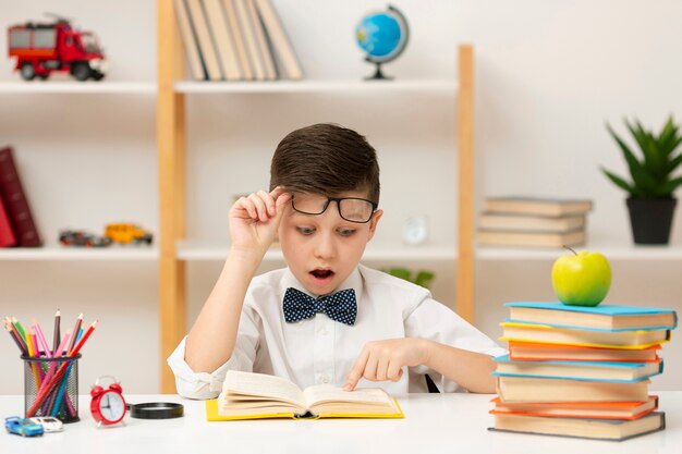 Petit garçon surpris par le contenu du livre