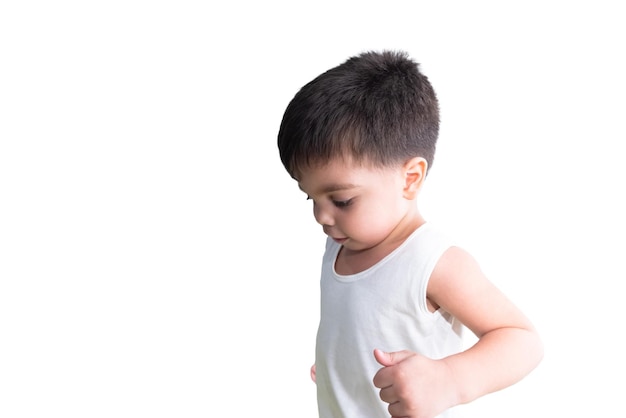 Petit garçon en t-shirt blanc sur fond blanc