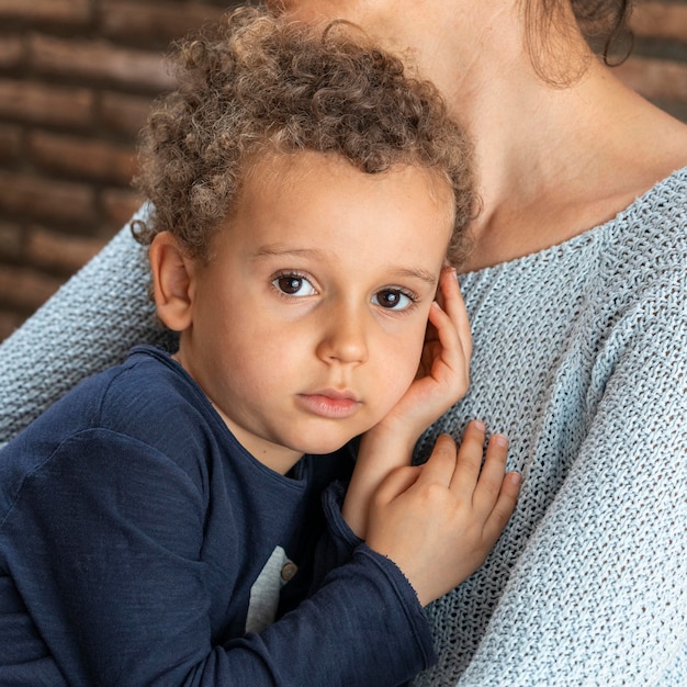 Photo gratuite petit garçon triste réconforté par sa mère