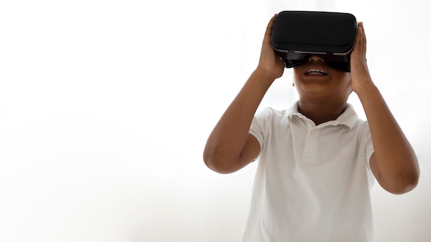 Petit garçon utilisant des lunettes de réalité virtuelle