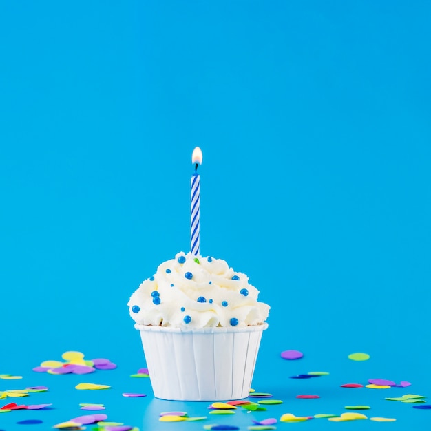 Photo gratuite petit gâteau d'anniversaire avec une bougie
