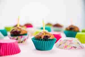 Photo gratuite petit gâteau d'anniversaire dans les porte-papiers avec des bougies