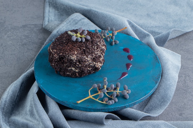 Un petit gâteau au chocolat sucré sur une plaque bleue