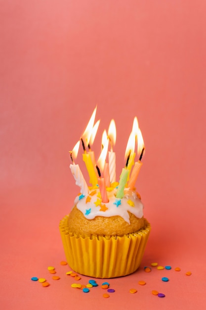 Petit gâteau avec des bougies allumées et espace de copie