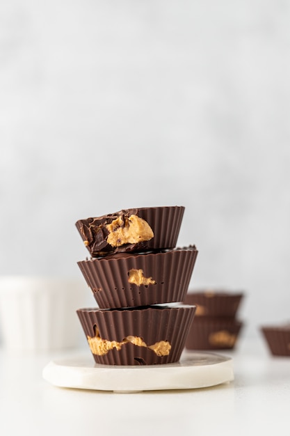 Photo gratuite petit gâteau brun sur une tasse en papier brun