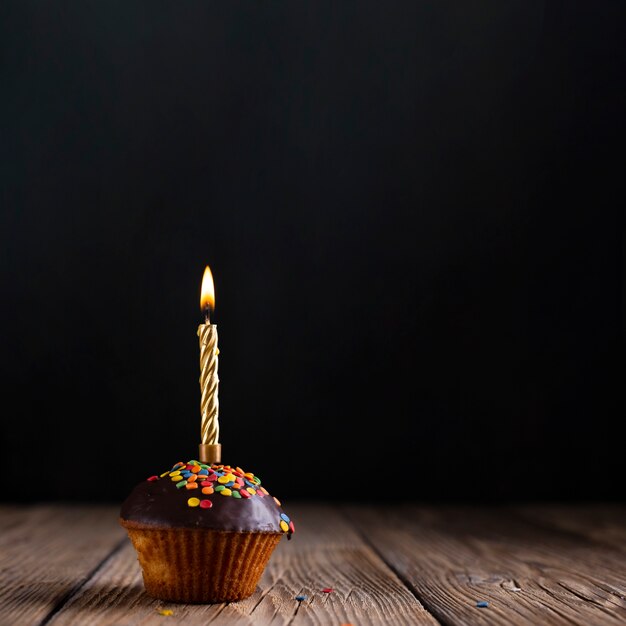 Petit gâteau glacé et bougie