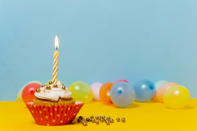 Petit gâteau sucré avec une bougie allumée et espace de copie