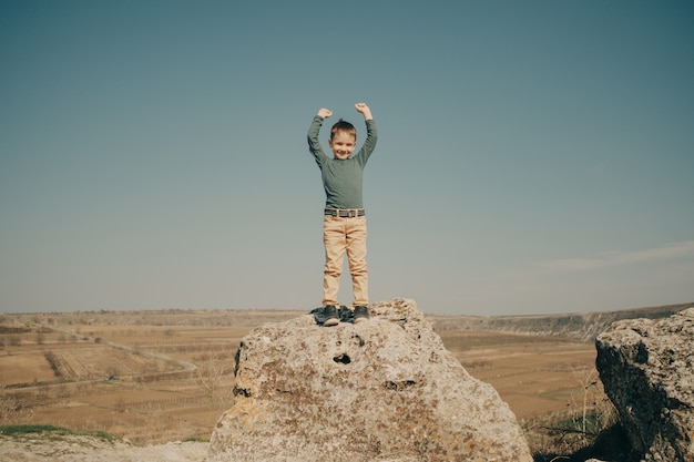 Petit jeune garçon caucasien dans la nature, l'enfance