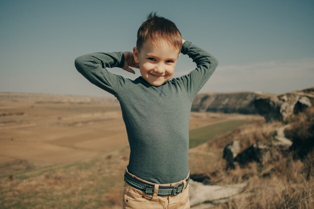 Petit jeune garçon caucasien dans la nature, l'enfance