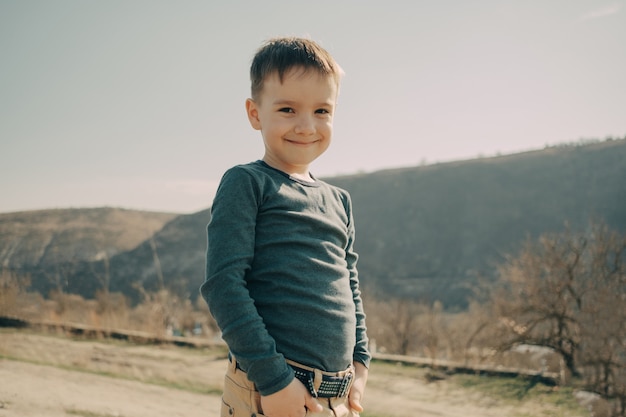 Photo gratuite petit jeune garçon caucasien dans la nature, l'enfance