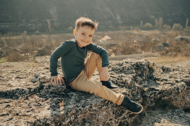 Petit jeune garçon caucasien dans la nature, l'enfance