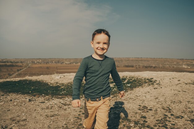 Petit jeune garçon caucasien dans la nature, l'enfance