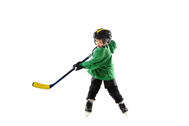 Petit joueur de hockey avec le bâton sur un court de glace