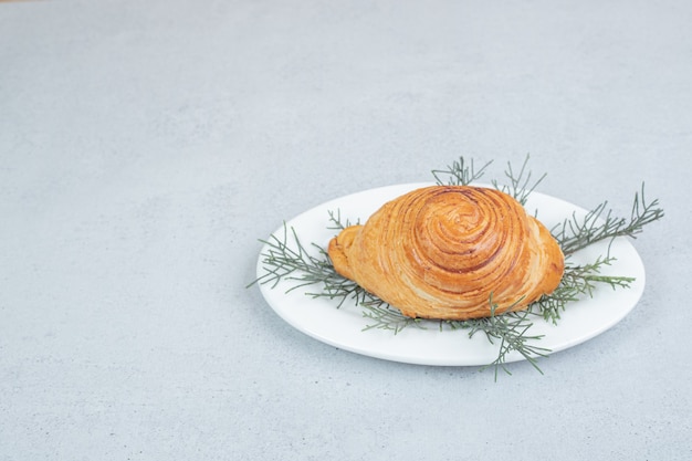 Petit pain délicieux avec de la viande et des carottes sur une surface blanche