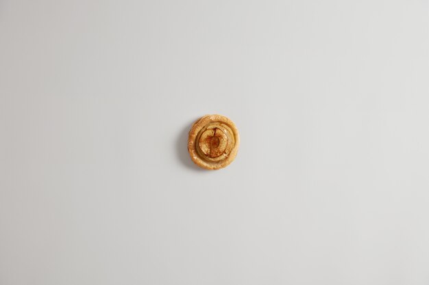 Petit pain frais et collant à la cannelle avec une odeur aromatique agréable et une saveur délicieuse. Pâtisserie maison cuite au four à manger avec du thé ou du café au petit déjeuner. Délicieux tourbillon entier. Concept de confiserie