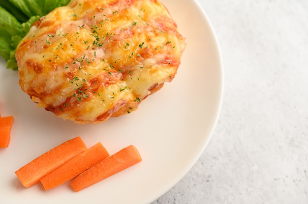 Photo gratuite petit pain à la saucisse dans un plat blanc