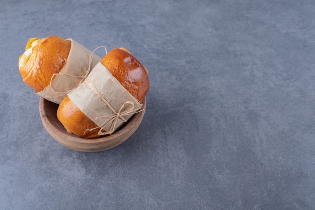 Petit pain sucré attaché avec un fil dans un bol