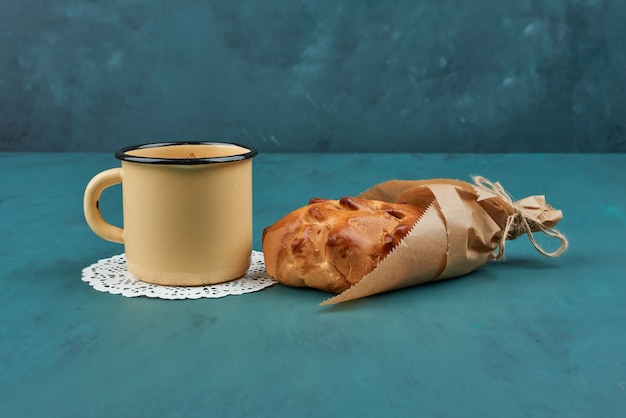 Photo gratuite petit pain sucré avec une tasse de tisane.