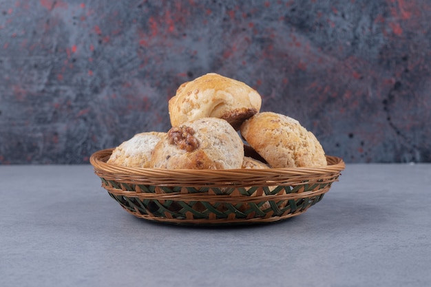 Photo gratuite petit panier à pâtisserie sur surface en marbre