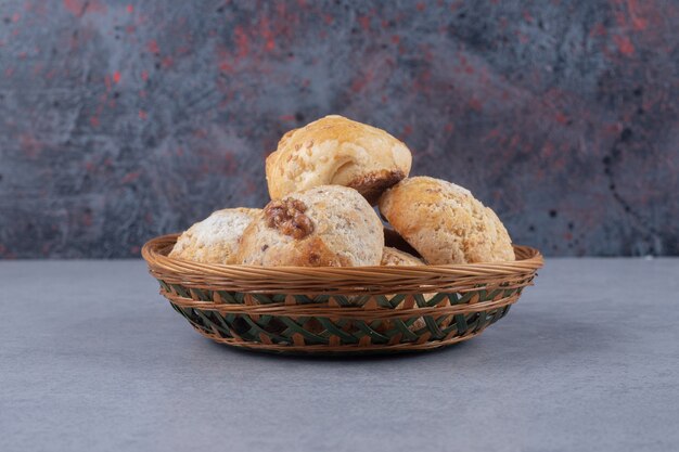 Petit panier à pâtisserie sur surface en marbre