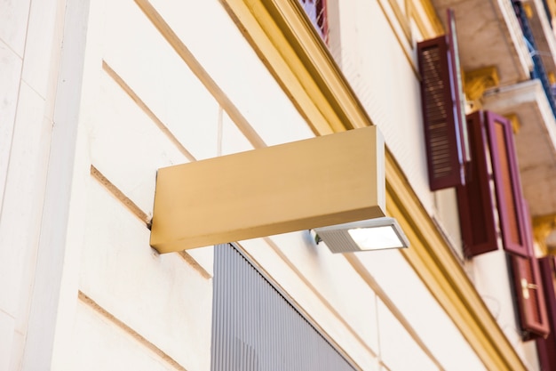 Petit panneau au mur de la boutique