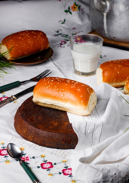 Photo gratuite petit petit pain pâteux servi avec du lait