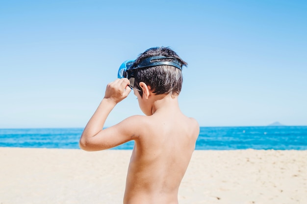 Photo gratuite petit plongeur sur la plage