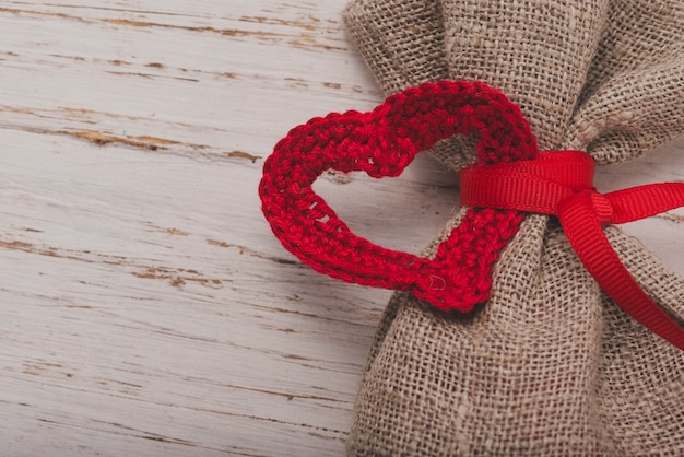 Petit sac marron avec un arc rouge